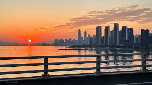 深圳湾大橋からの夕陽