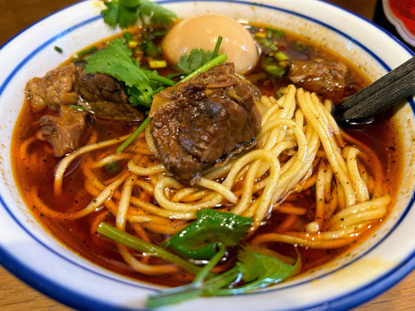 重慶市の人気店で食べた牛肉入り重慶小麺