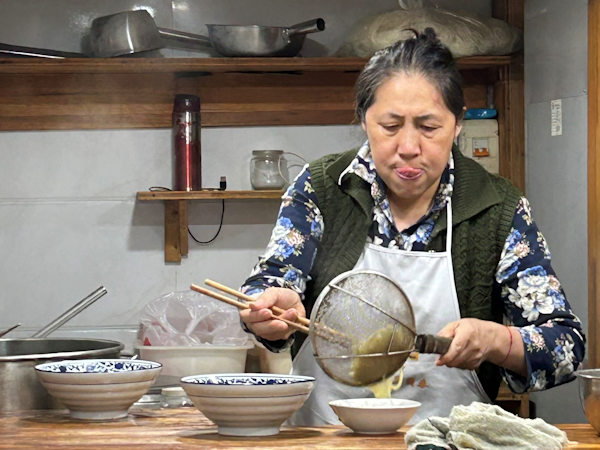 重慶での夜食は近所のラーメン屋で混ぜそばと抄手