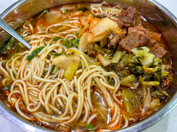 習嘴巴儿重慶粉麺店での牛肉重慶小麺