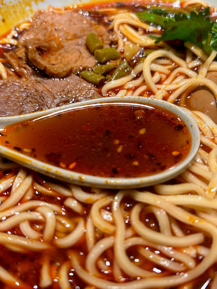 深圳で食べる重慶小麺の激辛スープ