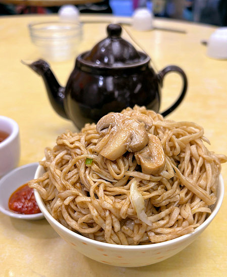 香港で食べる焼きそば（伊麺）
