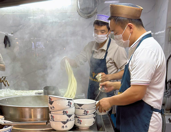 徳元蘭州牛肉麺の調理場風景(深圳)
