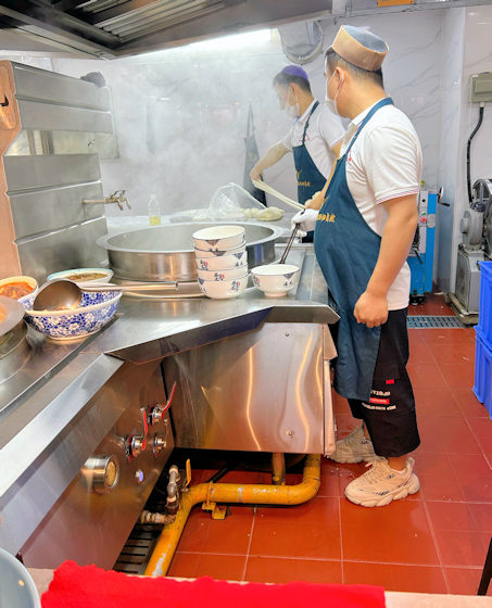 徳元蘭州牛肉麺では調理場で麺を注文