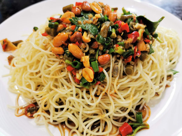 蘭州牛肉麺店で食べる拌面(混ぜそば)