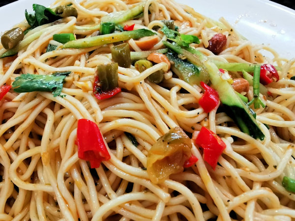 蘭州牛肉麺店で食べる拌面(混ぜそば)