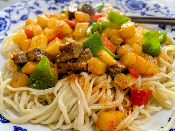 深圳の蘭州牛肉麺店で食べる拌面(混ぜそば)