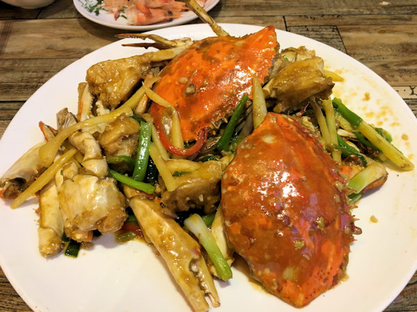 市場で素材を買って海鮮料理（蟹）