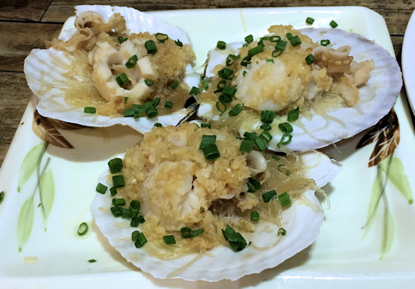 市場で素材を買って海鮮料理（ホタテ）