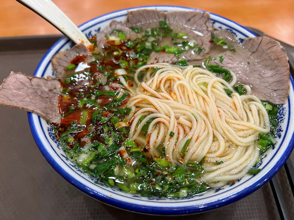 河湟牛肉拉面の牛肉麺も太さはいろいろ