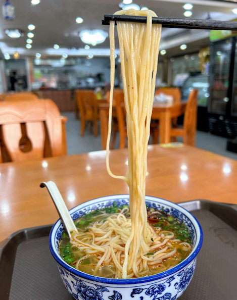 河湟牛肉拉面の麺は長い（西域ラーメン）
