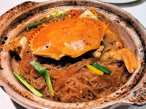 順徳料理レストランの蟹と春雨蒸し