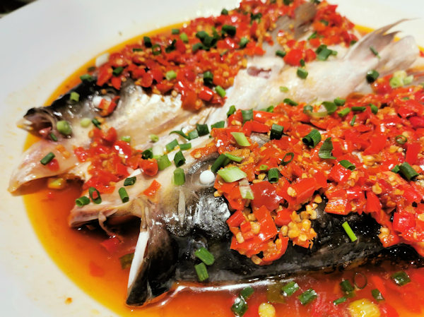 湖南料理の剁椒魚頭(魚の頭の唐辛子蒸し)
