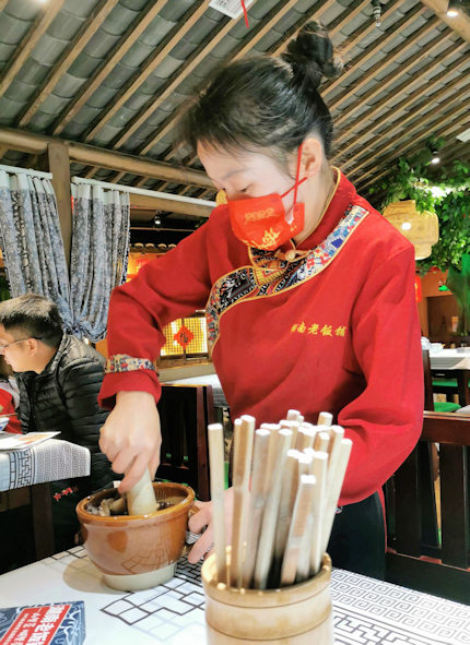 湖南料理の擂辣椒皮蛋(唐辛子とピータンのすりつぶし)
