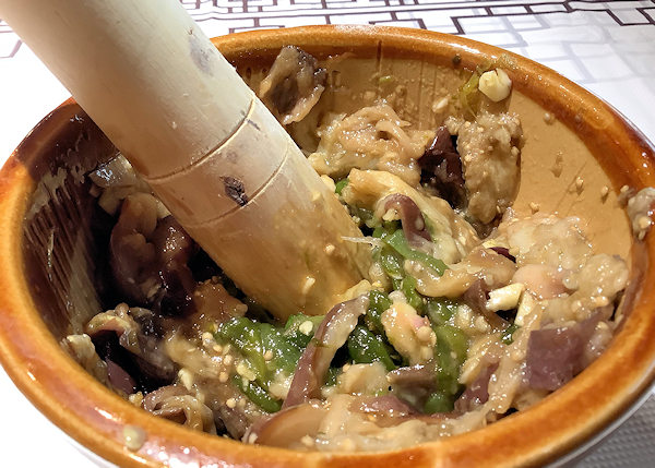 湖南料理の擂辣椒皮蛋(唐辛子とピータンのすりつぶし)