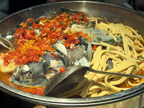 湖南料理の剁椒魚頭(魚の頭の唐辛子蒸し)