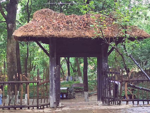 山深い隆中にある諸葛亮の庵入り口