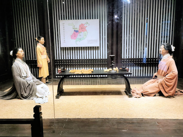 隆中で対面する劉備と諸葛亮の像