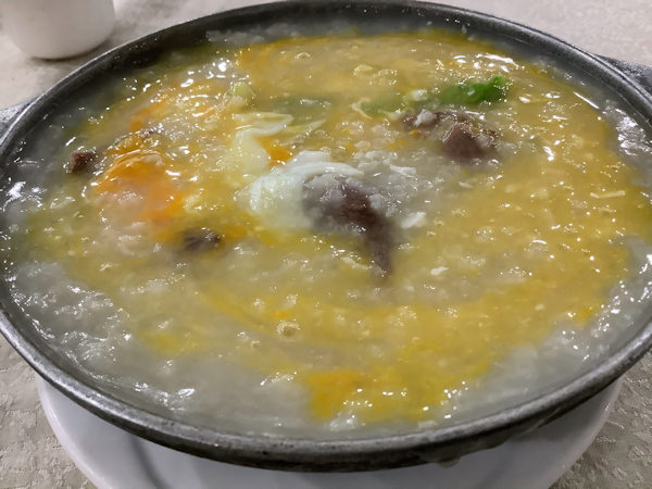 肇慶で玉子乗せ皮蛋痩肉粥